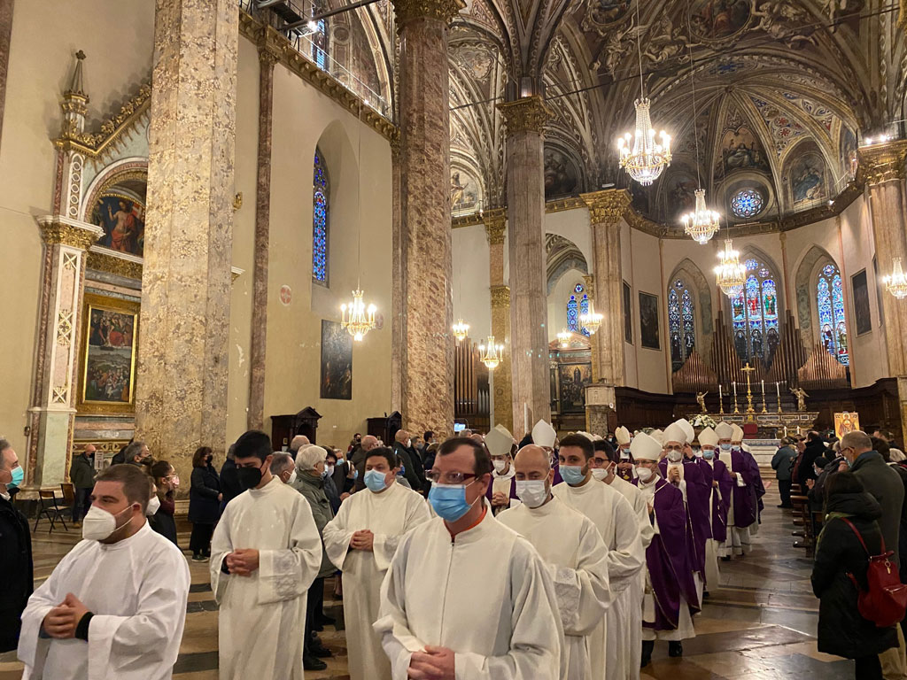 Esequie dell’arcivescovo emerito mons. Giuseppe Chiaretti nella cattedrale di San Lorenzo. Presenti numerosi fedeli. Hanno concelebrato i cardinali Antonelli e Betori.
