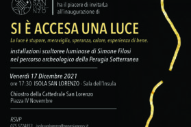 ‘Si è accesa una luce’. La luce è stupore, meraviglia, speranza, calore, esperienza di bene.  Nel percorso archeologico della Perugia Sotterranea della cattedrale di San Lorenzo le installazioni scultoree luminose di Simone Filosi