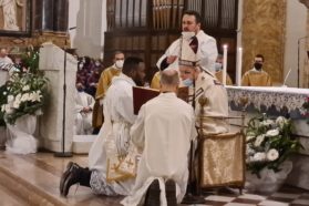 Emmanuel-John Boluwatife Olajide ordinato sacerdote dal cardinale Gualtiero Bassetti. Il presule al neo presbitero: “Caro Emmanuel, cari sacerdoti, accogliete Maria nella vostra vita”