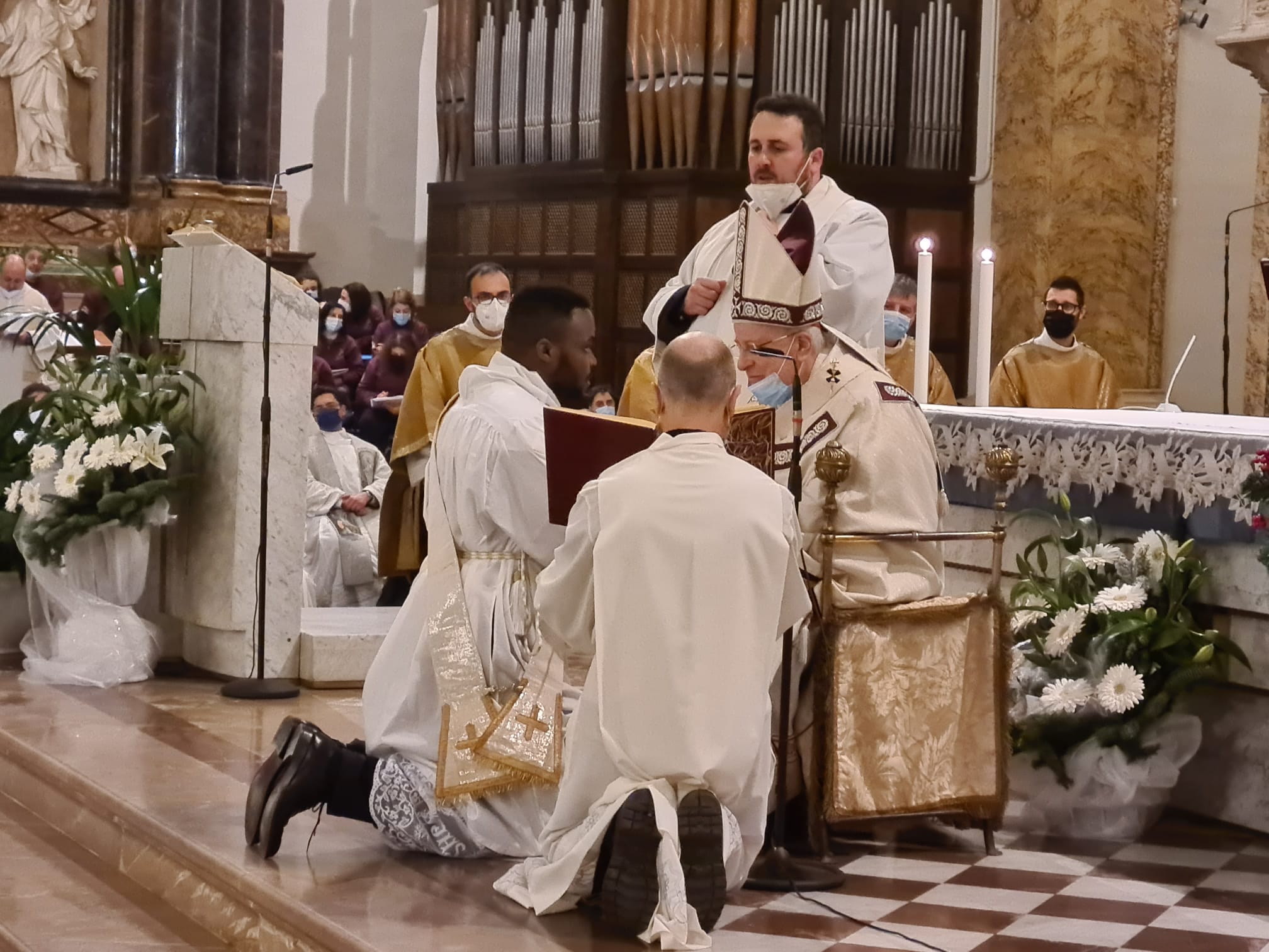 Emmanuel-John Boluwatife Olajide ordinato sacerdote dal cardinale Gualtiero Bassetti. Il presule al neo presbitero: “Caro Emmanuel, cari sacerdoti, accogliete Maria nella vostra vita”