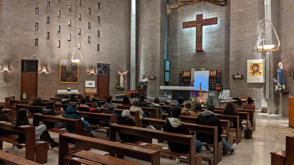 La Veglia di preghiera d’Avvento dei giovani nelle sette Zone pastorali dell’Archidiocesi dedicata al passo del Vangelo di Luca: “Oggi si compie quell’annuncio”. Il cardinale Bassetti ai giovani: “O cambiamo, io per primo, oppure il Natale sarà una tradizione bella che passerà come tutte le altre”