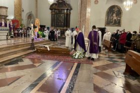 Esequie dell’arcivescovo emerito mons. Giuseppe Chiaretti nella cattedrale di San Lorenzo. L’omelia (testo integrale) del cardinale Gualtiero Bassetti.