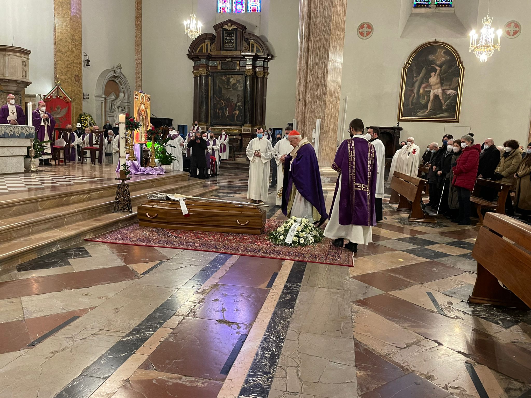 Esequie dell’arcivescovo emerito mons. Giuseppe Chiaretti nella cattedrale di San Lorenzo. L’omelia (testo integrale) del cardinale Gualtiero Bassetti.