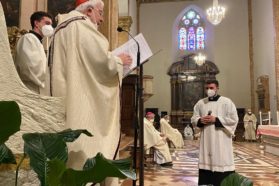 Celebrata in cattedrale l’Epifania del Signore dal cardinale Bassetti, che ha ammesso agli Ordini Sacri il seminarista Samuele Betti. Il presule: “La salvezza, come per i magi, è di accogliere  nel proprio cuore quel ‘bambino’ debole e indifeso. E con Lui tutti i deboli e gli indifesi del mondo”