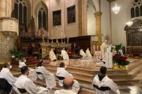 Celebrata in cattedrale la 26a Giornata per la vita consacrata.  Il cardinale Bassetti ai consacrati: “siete una sfida per il mondo e per la Chiesa”. Ai giovani:  “siate generosi seminatori di speranza”, agli anziani: “felici, per aver lavorato per il regno di Dio”