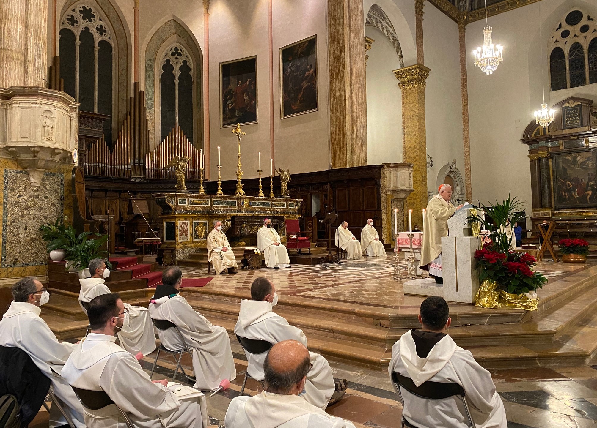 Celebrata in cattedrale la 26a Giornata per la vita consacrata. Il cardinale Bassetti ai consacrati: “siete una sfida per il mondo e per la Chiesa”. Ai giovani: “siate generosi seminatori di speranza”, agli anziani: “felici, per aver lavorato per il regno di Dio”