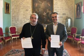 Firmata la convenzione tra l’Archidiocesi e l’Associazione “Frammenti”  per la maggiore conoscenza e valorizzazione del patrimonio storico-artistico ecclesiastico. In corso di elaborazione una serie di progetti anche formativi per volontari in vista del V centenario della morte del Perugino (1523-2023), al fine di aprire molte chiese spesso chiuse o poco fruibili