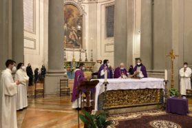 La comunità cristiana entra nella Quaresima con il Mercoledì delle Ceneri.  Il cardinale Gualtiero Bassetti: “Non più tanto segnata dalla pandemia, ma da una guerra che potrebbe rivelarsi una catastrofe per l’umanità. Viviamo la Quaresima con la preghiera, digiuno e nell’accogliere chi fugge dall’Ucraina”