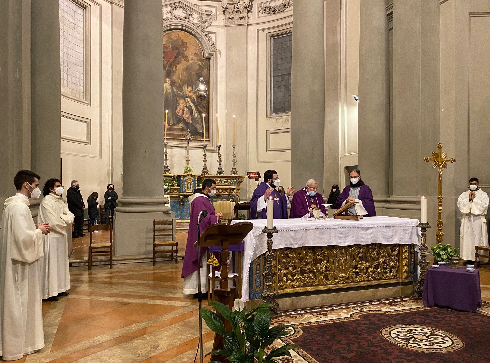 La comunità cristiana entra nella Quaresima con il Mercoledì delle Ceneri. Il cardinale Gualtiero Bassetti: “Non più tanto segnata dalla pandemia, ma da una guerra che potrebbe rivelarsi una catastrofe per l’umanità. Viviamo la Quaresima con la preghiera, digiuno e nell’accogliere chi fugge dall’Ucraina”