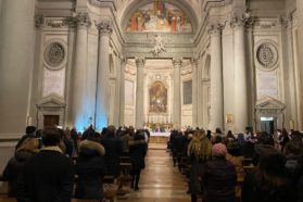 Una partecipata Messa del Mercoledì delle Ceneri, animata dalla Pastorale universitaria, presieduta dal cardinale Gualtiero Bassetti. Il presule: “Non dobbiamo sprecare questa grande opportunità della Quaresima… Mai come oggi si avverte la necessità di un cambiamento  e di una conversione. È il momento di stringersi in aiuto e in preghiera con il popolo dell’Ucraina”