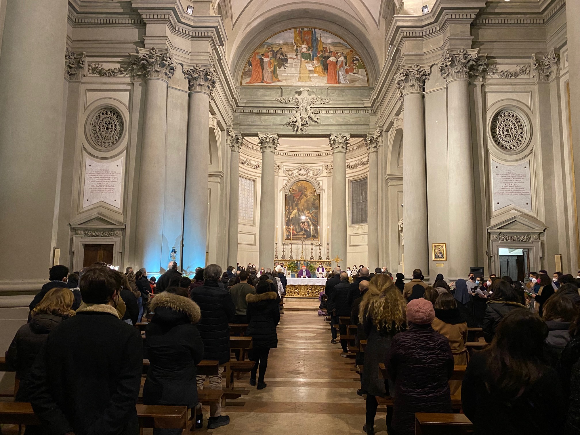 Una partecipata Messa del Mercoledì delle Ceneri, animata dalla Pastorale universitaria, presieduta dal cardinale Gualtiero Bassetti. Il presule: “Non dobbiamo sprecare questa grande opportunità della Quaresima… Mai come oggi si avverte la necessità di un cambiamento e di una conversione. È il momento di stringersi in aiuto e in preghiera con il popolo dell’Ucraina”