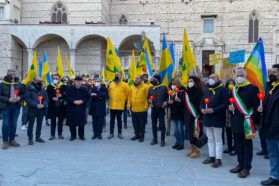 Coldiretti Umbria ed Archidiocesi insieme a “Seminiamo la pace”,  la manifestazione-fiaccolata per dire basta alla guerra in Ucraina culminata con la preghiera  dei giovani della Comunità di Taizé letta dal cardinale Gualtiero Bassetti