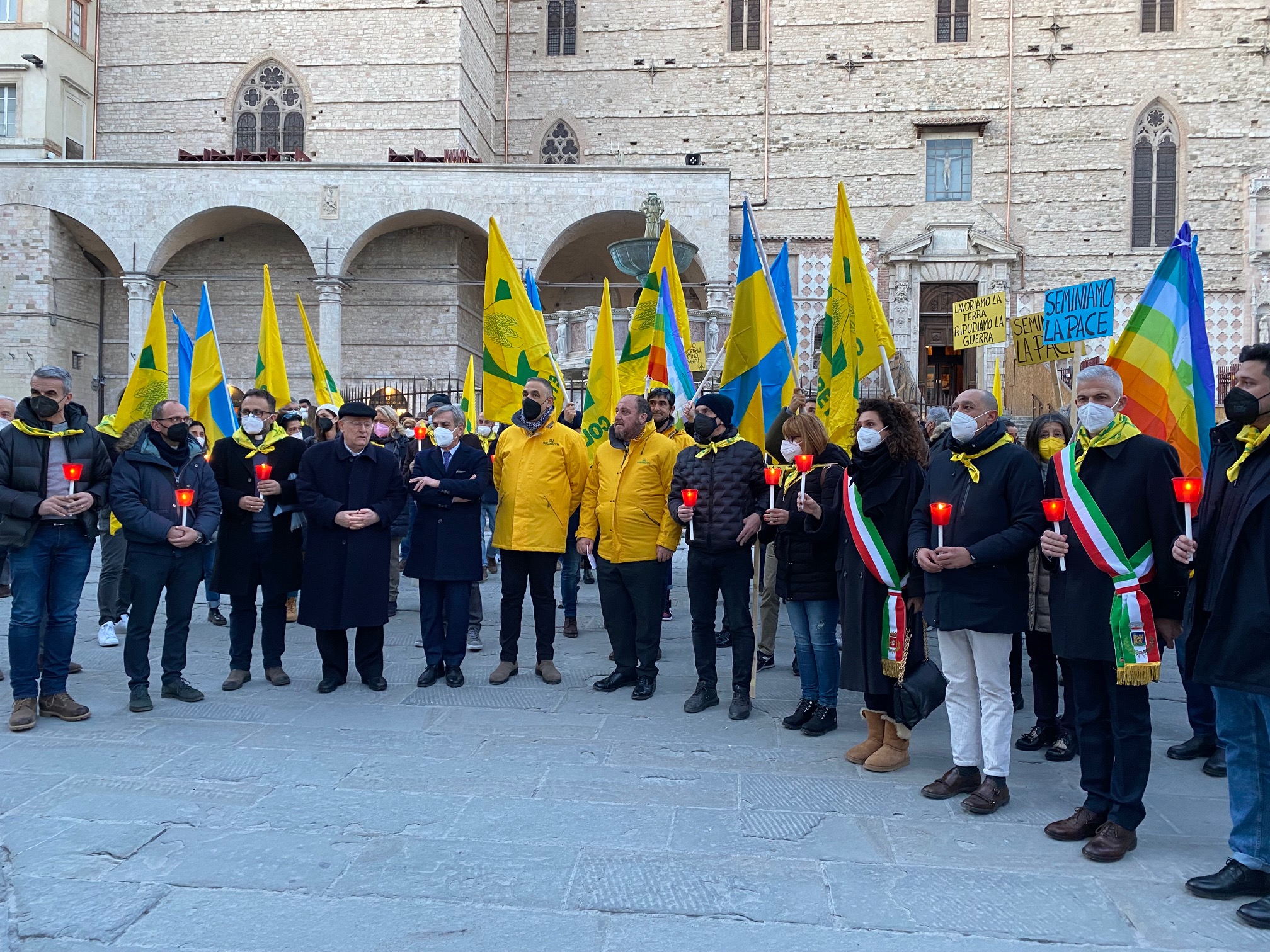 Coldiretti Umbria ed Archidiocesi insieme a “Seminiamo la pace”, la manifestazione-fiaccolata per dire basta alla guerra in Ucraina culminata con la preghiera dei giovani della Comunità di Taizé letta dal cardinale Gualtiero Bassetti