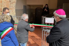 Inaugurato a Bosco il Centro d’Ascolto Caritas Unità pastorale “20”,  del progetto diocesano “In ascolto” finanziato dall’8xMille. Il vescovo ausiliare mons. Marco Salvi:  «E’ il valore stesso dell’essere Chiesa…, nell’offrire una possibilità nuova di vita»