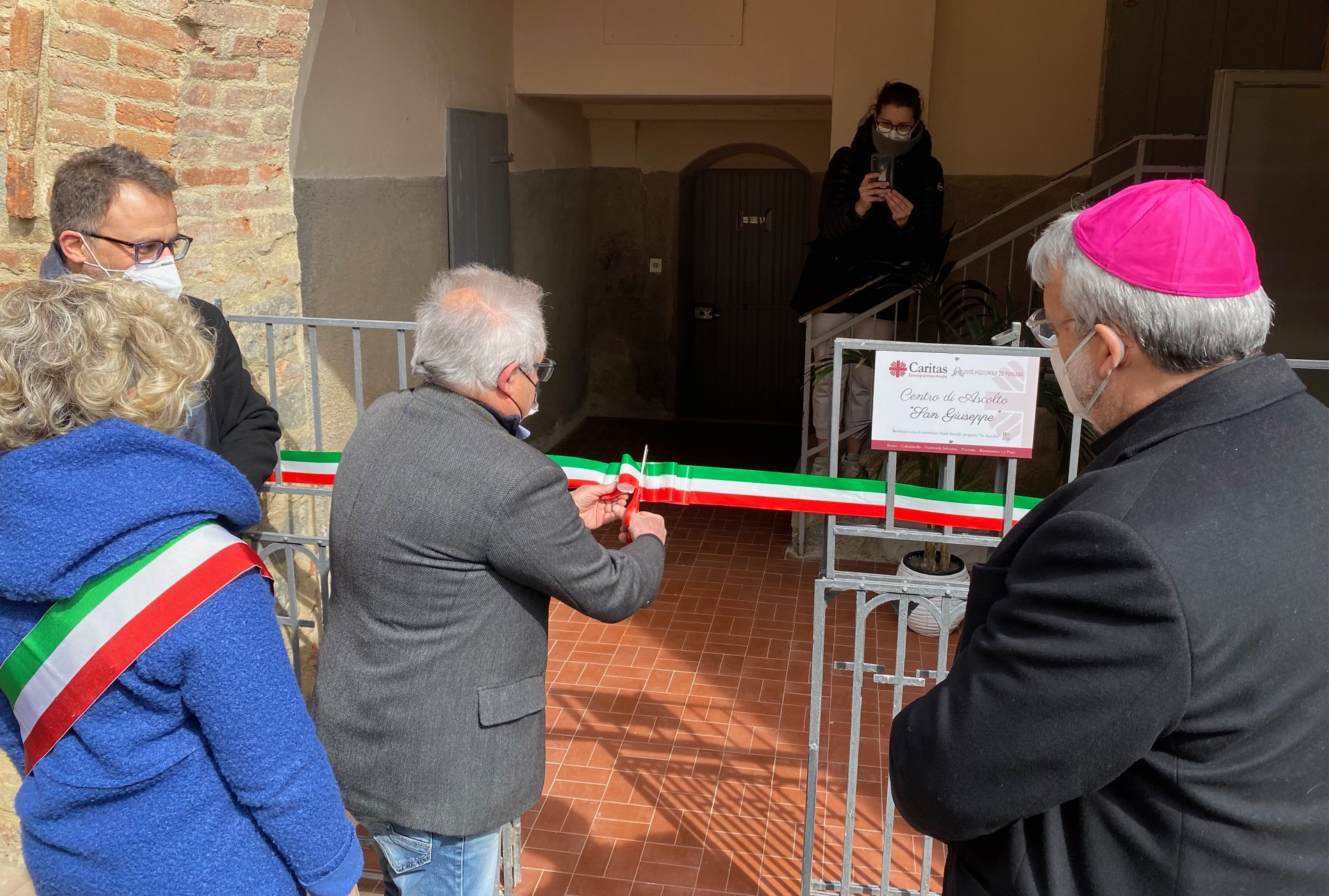 Inaugurato a Bosco il Centro d’Ascolto Caritas Unità pastorale “20”, del progetto diocesano “In ascolto” finanziato dall’8xMille. Il vescovo ausiliare mons. Marco Salvi: «E’ il valore stesso dell’essere Chiesa…, nell’offrire una possibilità nuova di vita»