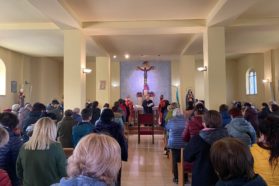 Il cardinale Gualtiero Bassetti in visita alla comunità ucraina. “Noi stiamo con le vittime dell’Ucraina  e chi volesse annientare l’Ucraina è come se volesse annientare noi tutti, italiani ed europei”.
