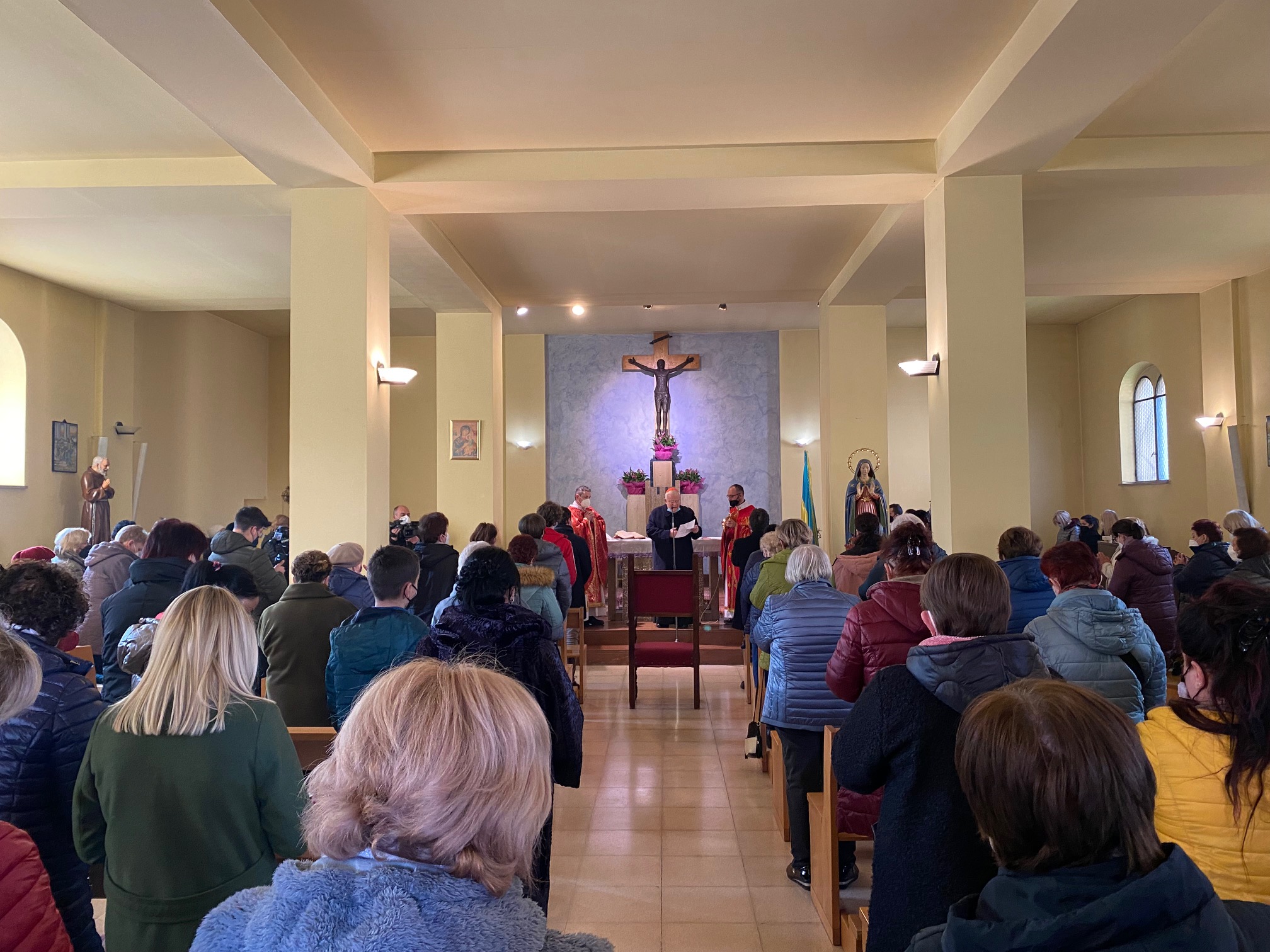 Il cardinale Gualtiero Bassetti in visita alla comunità ucraina. “Noi stiamo con le vittime dell’Ucraina e chi volesse annientare l’Ucraina è come se volesse annientare noi tutti, italiani ed europei”.