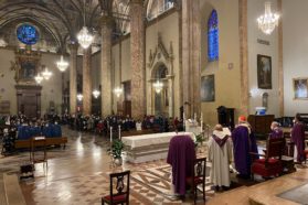 Celebrata in cattedrale la solennità di san Giuseppe con la partecipazione di numerose famiglie. Il cardinale Bassetti: «Giuseppe, uomo giusto… La giustizia è il presupposto per la pace, e senza di essa non ci può essere pace vera»