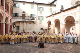 Perugia: la Cattedrale di San Lorenzo torna ad accogliere i sacerdoti dell’arcidiocesi perugino-pievese per la Messa Crismale. Il card. Bassetti ringrazia i preti per il loro ministero. Il vescovo ausiliare Salvi: “È stato un anno importante per la nostra arcidiocesi”
