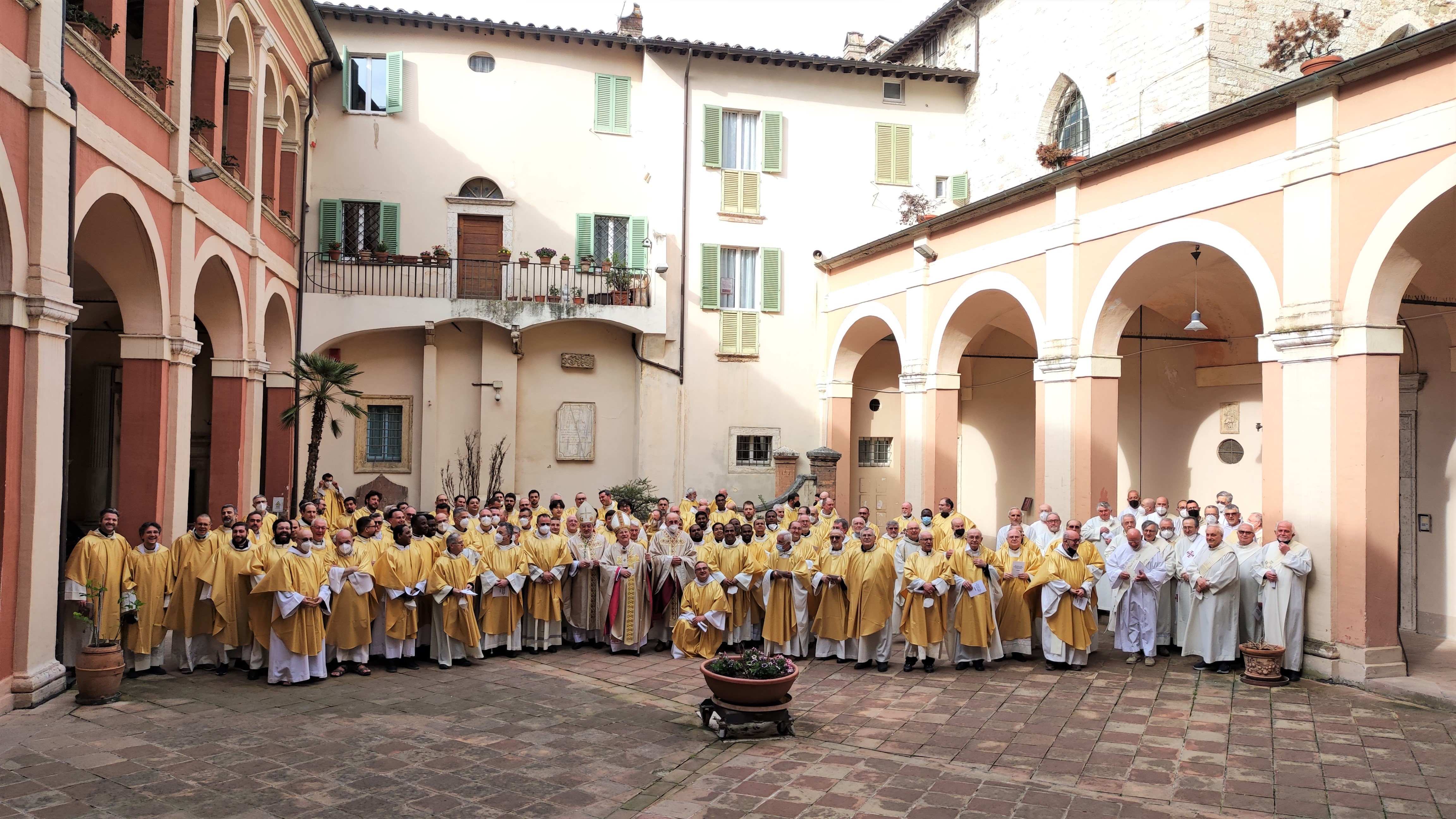 Perugia: la Cattedrale di San Lorenzo torna ad accogliere i sacerdoti dell’arcidiocesi perugino-pievese per la Messa Crismale. Il card. Bassetti ringrazia i preti per il loro ministero. Il vescovo ausiliare Salvi: “È stato un anno importante per la nostra arcidiocesi”