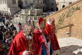 Celebrata la Domenica delle Palme in una gremita cattedrale. Il cardinale Gualtiero Bassetti: «Gesù è la nostra vera pace»