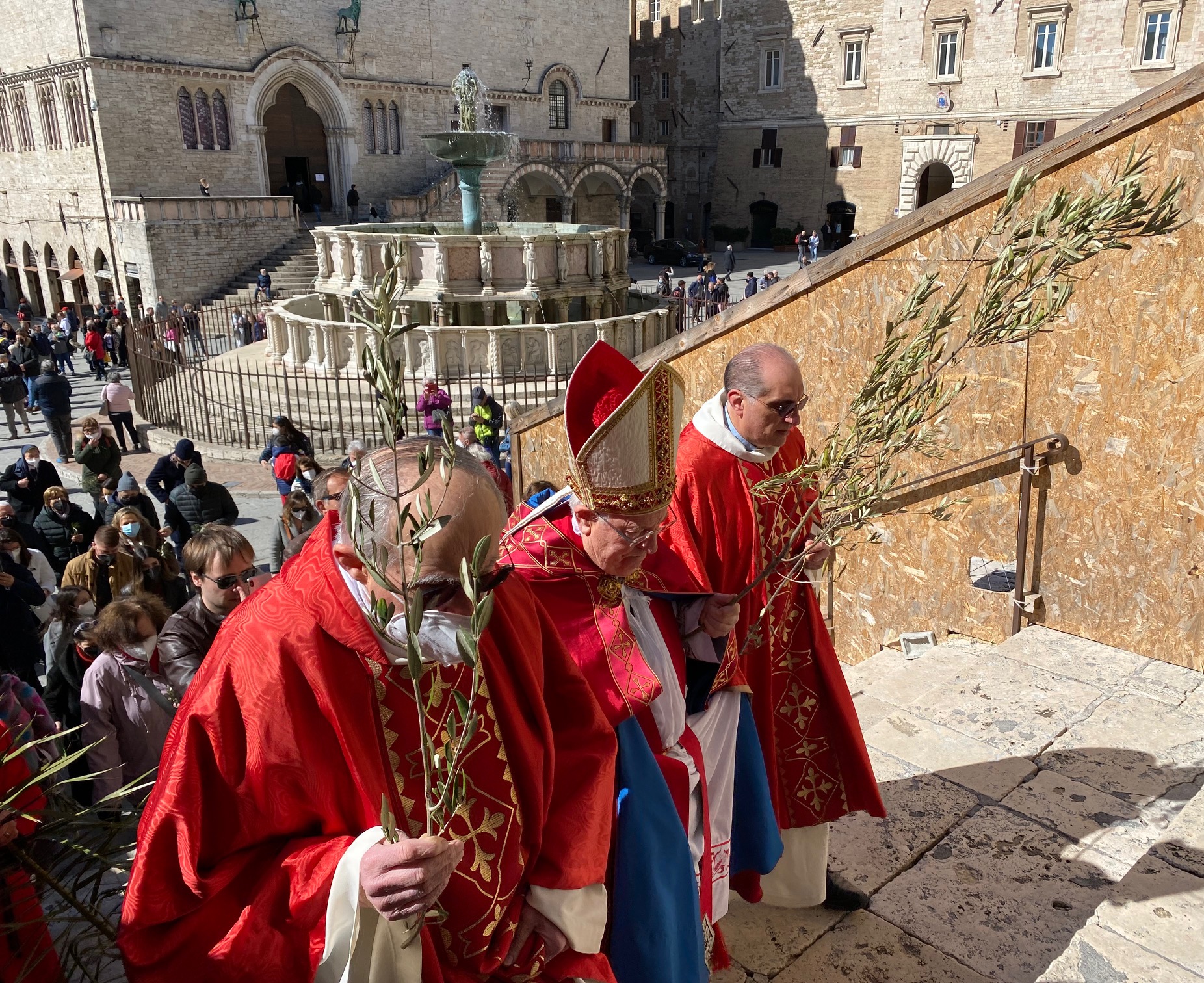 Celebrata la Domenica delle Palme in una gremita cattedrale. Il cardinale Gualtiero Bassetti: «Gesù è la nostra vera pace»