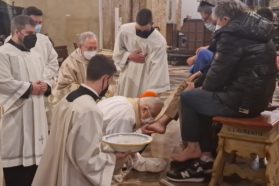 La Coena Domini in cattedrale presieduta dal cardinale Bassetti.  Il presule all’omelia: «Il Giovedì Santo ci insegna come vivere e da dove iniziare a vivere». Il rito della lavanda dei piedi compiuto ad alcuni operatori sanitari impegnati nella pandemia.  Il cardinale: «Il bene da loro fatto resti di esempio per le generazioni future»