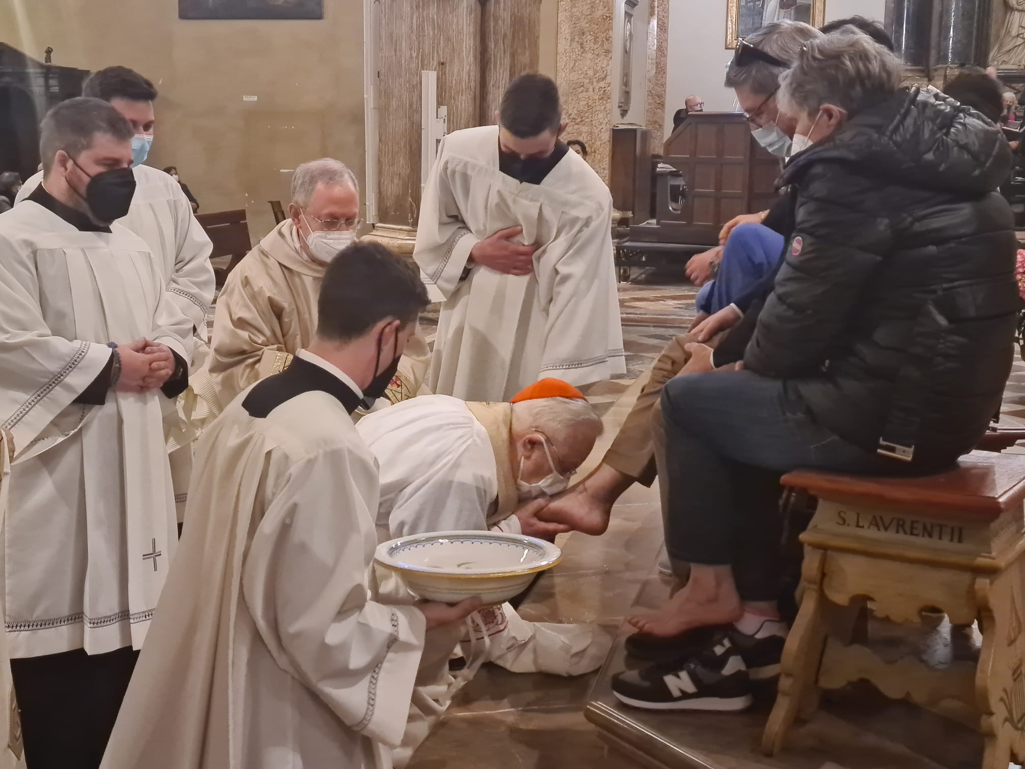 La Coena Domini in cattedrale presieduta dal cardinale Bassetti. Il presule all’omelia: «Il Giovedì Santo ci insegna come vivere e da dove iniziare a vivere». Il rito della lavanda dei piedi compiuto ad alcuni operatori sanitari impegnati nella pandemia. Il cardinale: «Il bene da loro fatto resti di esempio per le generazioni future»