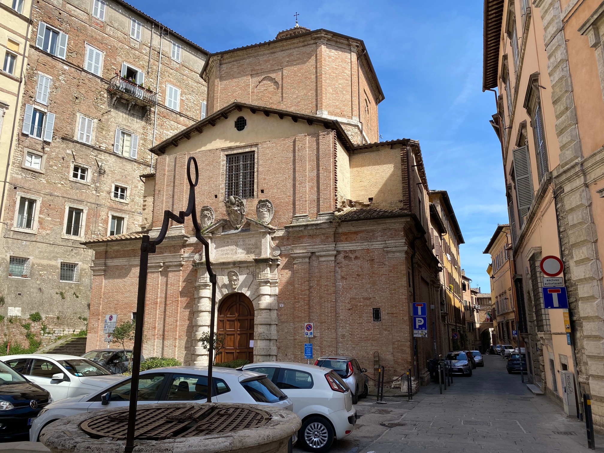 La Confraternita della Misericordia fa suo l’invito ad ospitare una famiglia ucraina. E’ accolta in un appartamento in centro. Don Marco Briziarelli, direttore Caritas: «Una scelta da sostenere e incoraggiare»