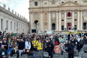 Una numerosa rappresentanza dei giovani perugino-pievesi a “#Seguimi”, il pellegrinaggio-incontro con papa Francesco, in Piazza San Pietro, Lunedì dell’Angelo. Don Luca Delunghi, direttore dell’Ufficio diocesano di pastorale giovanile: «ciò che conta  è il seme gettato di un’esperienza che si possa tradurre per loro in cammino di crescita consapevole».