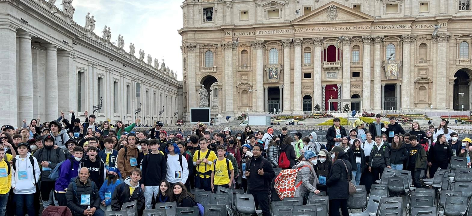 Una numerosa rappresentanza dei giovani perugino-pievesi a “#Seguimi”, il pellegrinaggio-incontro con papa Francesco, in Piazza San Pietro, Lunedì dell’Angelo. Don Luca Delunghi, direttore dell’Ufficio diocesano di pastorale giovanile: «ciò che conta è il seme gettato di un’esperienza che si possa tradurre per loro in cammino di crescita consapevole».