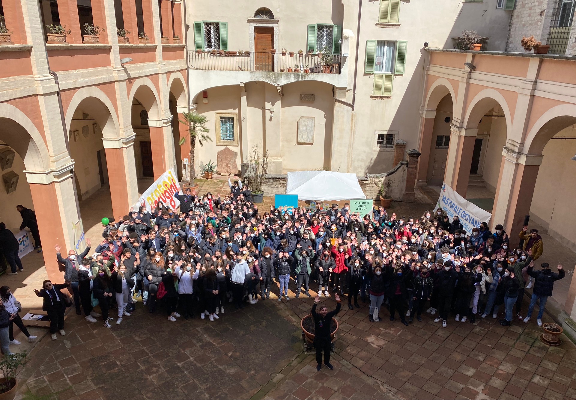 In 500 alla Giornata diocesana di formazione degli animatori e coordinatori Gr.Est. – Oratori. Il vescovo ausiliare mons. Marco Salvi ai partecipanti: «siate costruttori di vita in questa società triste»
