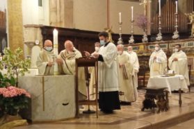 La Veglia pasquale nella Notte Santa presieduta dal cardinale Gualtiero Bassetti. Il presule nell’omelia-messaggio augurale alla comunità diocesana: «E’ impossibile  non sentire la bellezza e la gioia di questa chiamata: Cristo è risorto!»