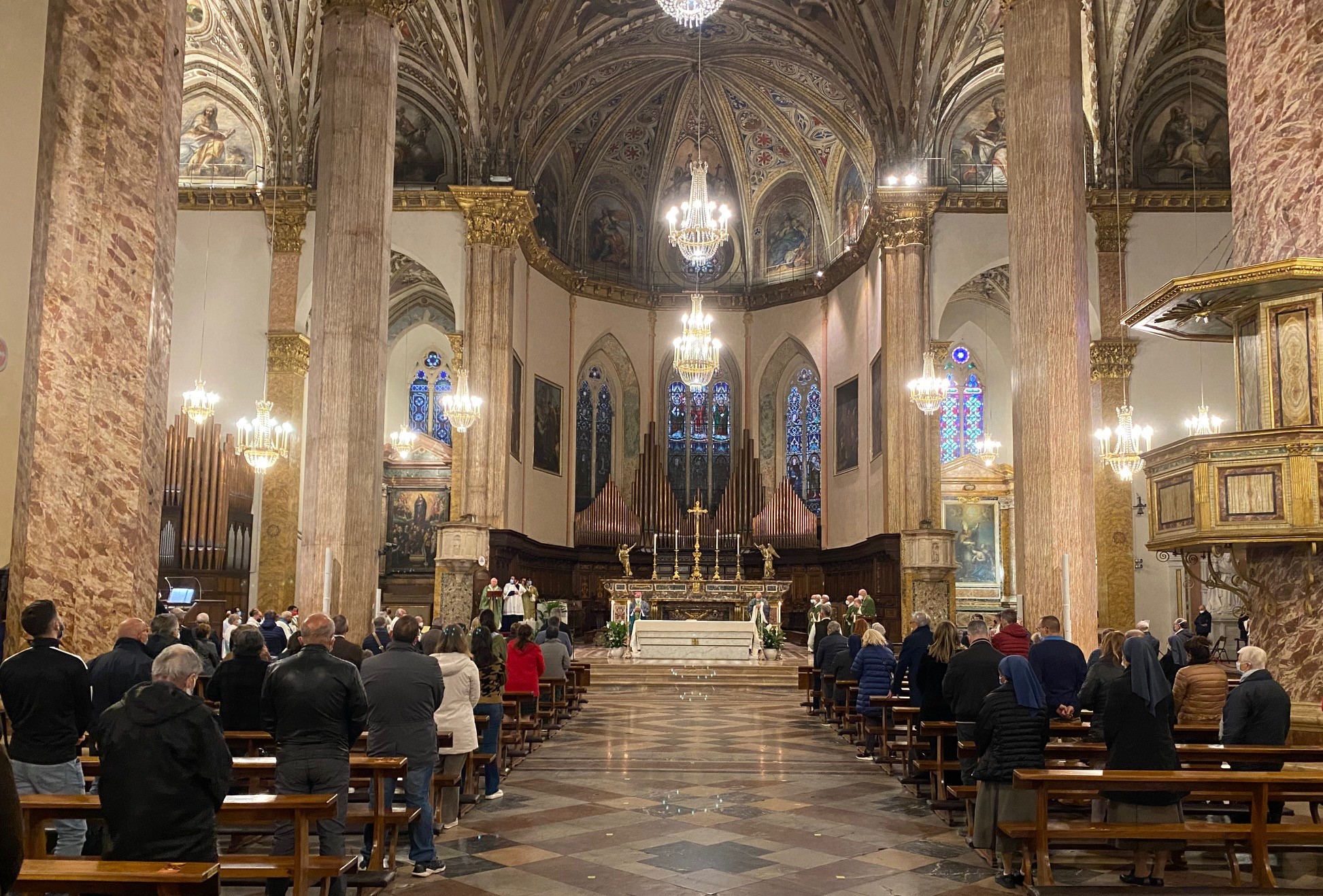 Conclusa la prima tappa dei lavori dei 136 gruppi sinodali. Diffuso il “documento” di sintesi. «Occasione per riscoprirsi una Chiesa in comunione, una Chiesa che ha bisogno anche dei lontani»