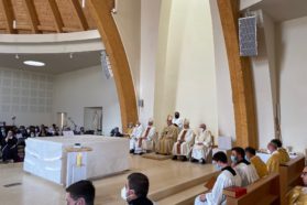 La celebrazione della dedicazione della chiesa intitolata a san Giovanni Paolo II Il cardinale Bassetti: «E’ una chiesa bella, mi piace tanto, è il cuore pulsante dell’Unità pastorale  delle comunità parrocchiali di Prepo, Ponte della Pietra e San Faustino…  Un mirabile connubio tra la recente chiesa di pietre e la chiesa viva del popolo»