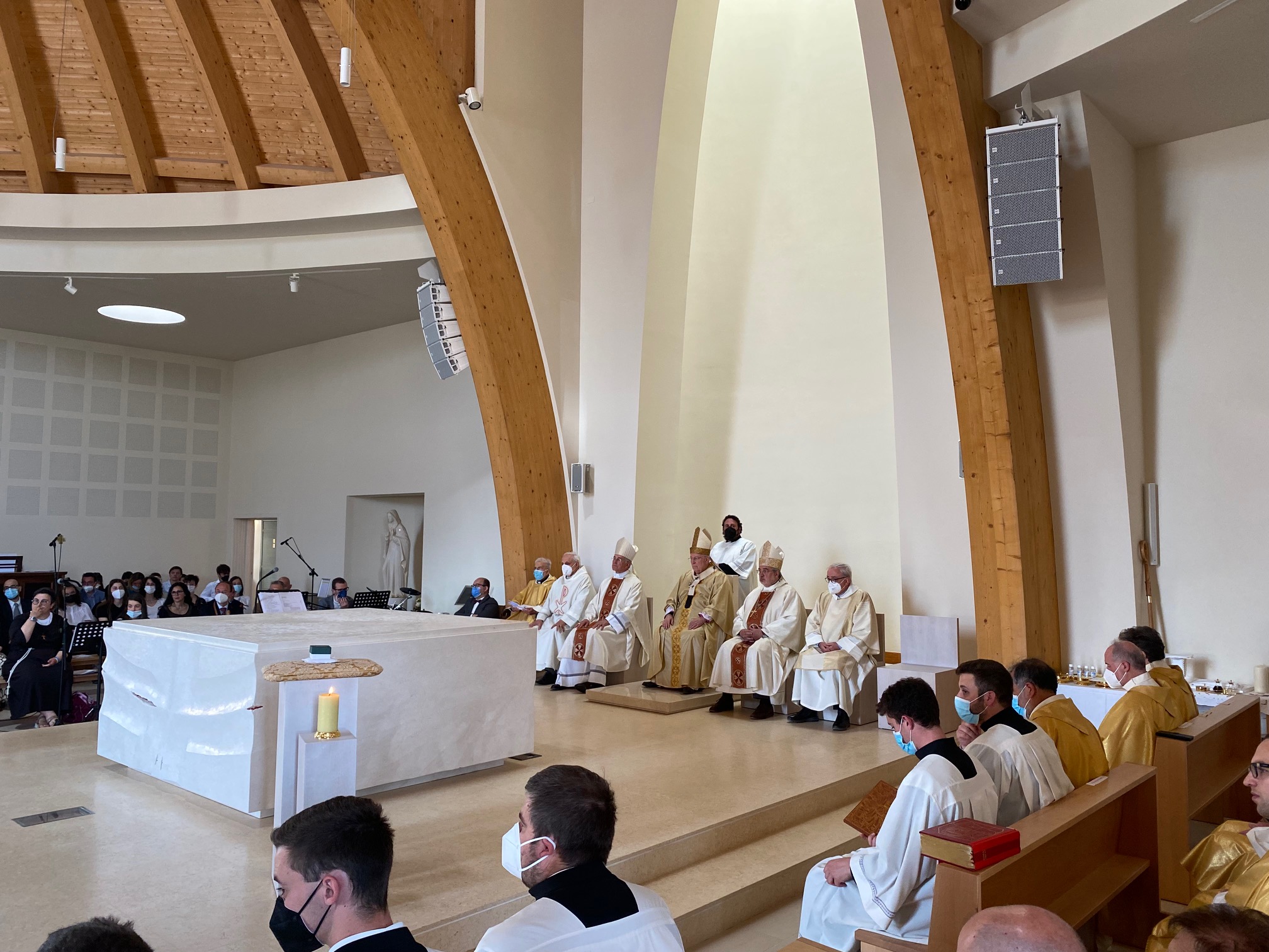 La celebrazione della dedicazione della chiesa intitolata a san Giovanni Paolo II Il cardinale Bassetti: «E’ una chiesa bella, mi piace tanto, è il cuore pulsante dell’Unità pastorale delle comunità parrocchiali di Prepo, Ponte della Pietra e San Faustino… Un mirabile connubio tra la recente chiesa di pietre e la chiesa viva del popolo»