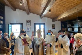 Inaugurato il centro di accoglienza “Casa della carità fraterna”. L’ultima opera segno della Chiesa diocesana incoraggiata e sostenuta dal cardinale Bassetti: «la città di Dio, attraverso le opere di bene, si incontra con la città degli uomini che fa la storia e la civiltà»