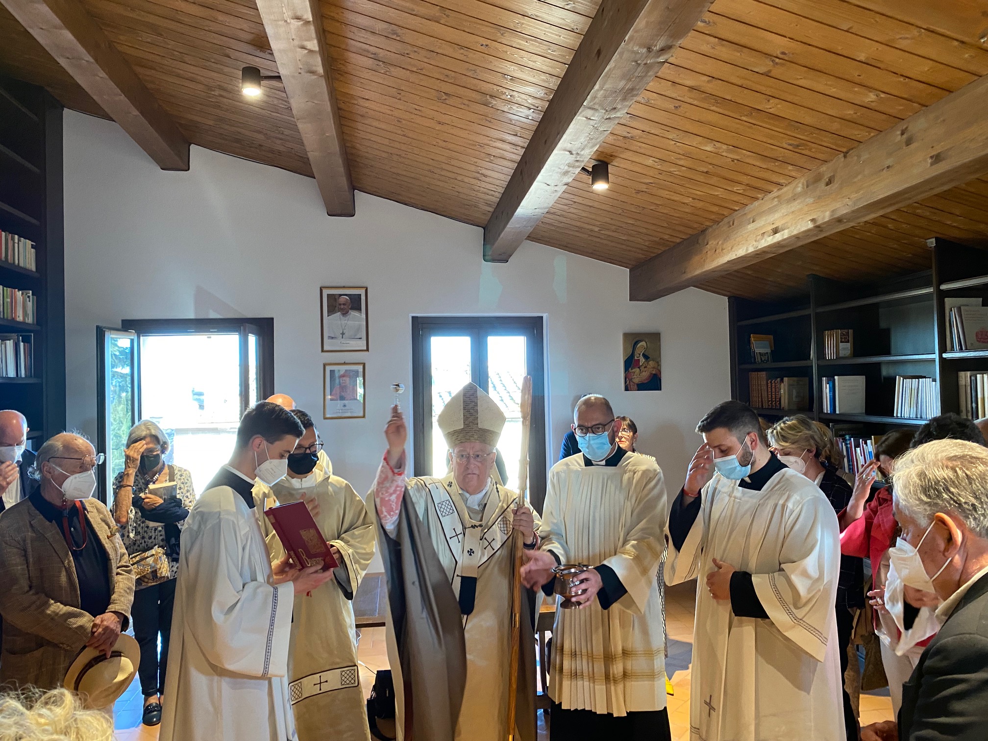 Inaugurato il centro di accoglienza “Casa della carità fraterna”. L’ultima opera segno della Chiesa diocesana incoraggiata e sostenuta dal cardinale Bassetti: «la città di Dio, attraverso le opere di bene, si incontra con la città degli uomini che fa la storia e la civiltà»