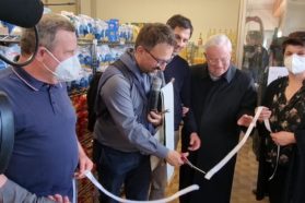 Inaugurato l’Emporio della Solidarietà Caritas “Don Gustavo” in Ponte Pattoli. Il cardinale Bassetti: «Segno di amore, clima e calore di carità».  La testimonianza dei giovani volontari “Gi.fra.”: «un servizio che arricchisce sempre nel donarti agli altri»