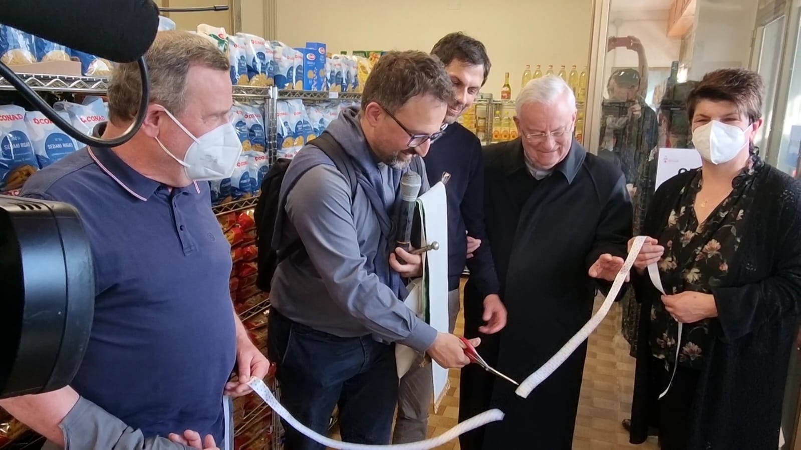 Inaugurato l’Emporio della Solidarietà Caritas “Don Gustavo” in Ponte Pattoli. Il cardinale Bassetti: «Segno di amore, clima e calore di carità». La testimonianza dei giovani volontari “Gi.fra.”: «un servizio che arricchisce sempre nel donarti agli altri»