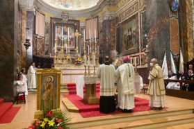 Celebrato il Corpus Domini. L’amministratore diocesano mons. Salvi: «Questa festa rinnovi in ciascuno di noi la riscoperta e l’adesione di tutta la nostra vita all’Eucaristia, alimento spirituale che ci sostiene nelle vicissitudini, tra le ombre notturne che sembrano avvolgere il mondo intero»