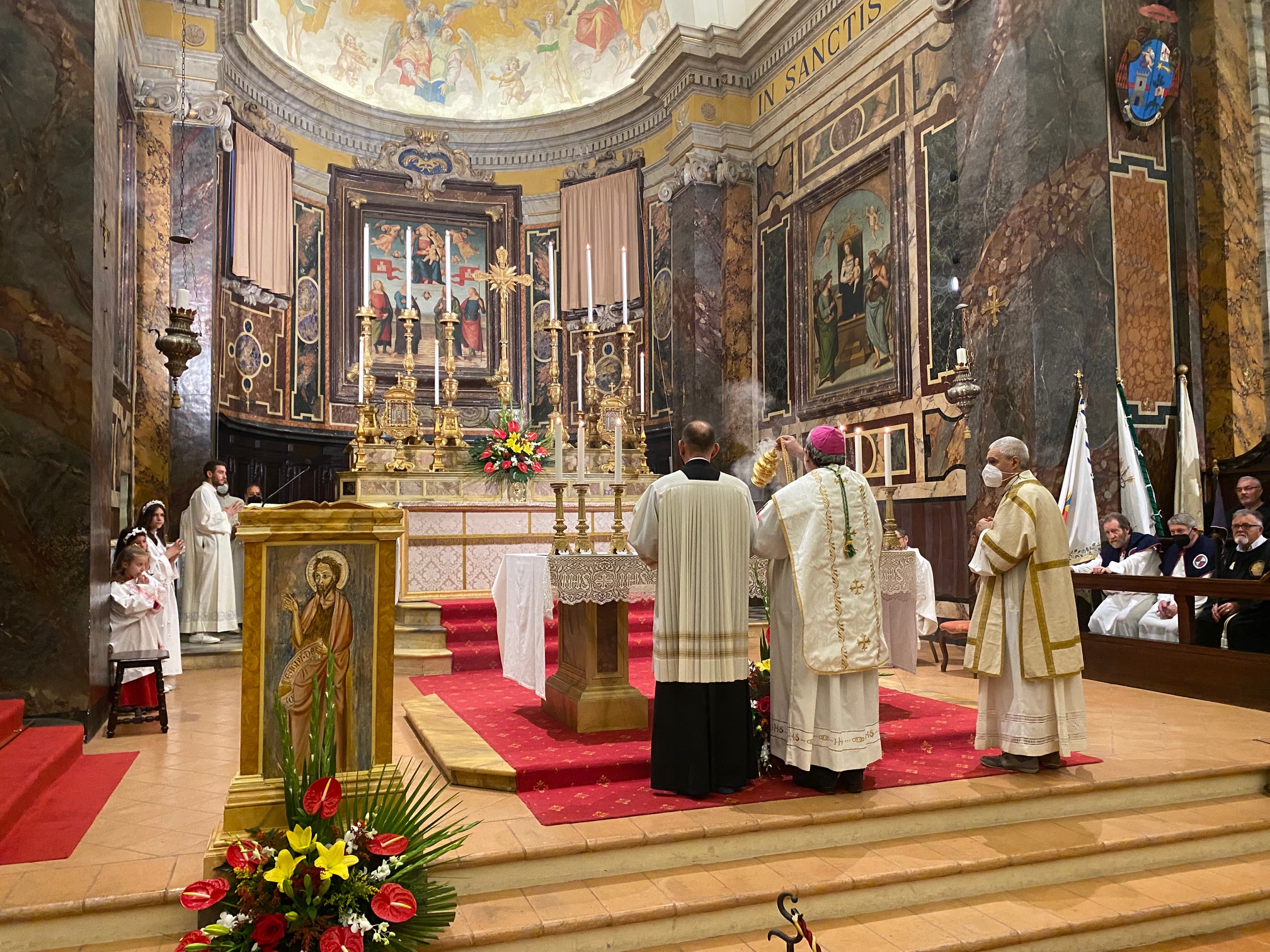 Celebrato il Corpus Domini. L’amministratore diocesano mons. Salvi: «Questa festa rinnovi in ciascuno di noi la riscoperta e l’adesione di tutta la nostra vita all’Eucaristia, alimento spirituale che ci sostiene nelle vicissitudini, tra le ombre notturne che sembrano avvolgere il mondo intero»