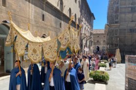 Il Corpus Domini vissuto da un folto popolo di Dio. Il cardinale Bassetti nell’omelia: «Per poter vivere abbiamo bisogno del pane, ma anche della grazia»