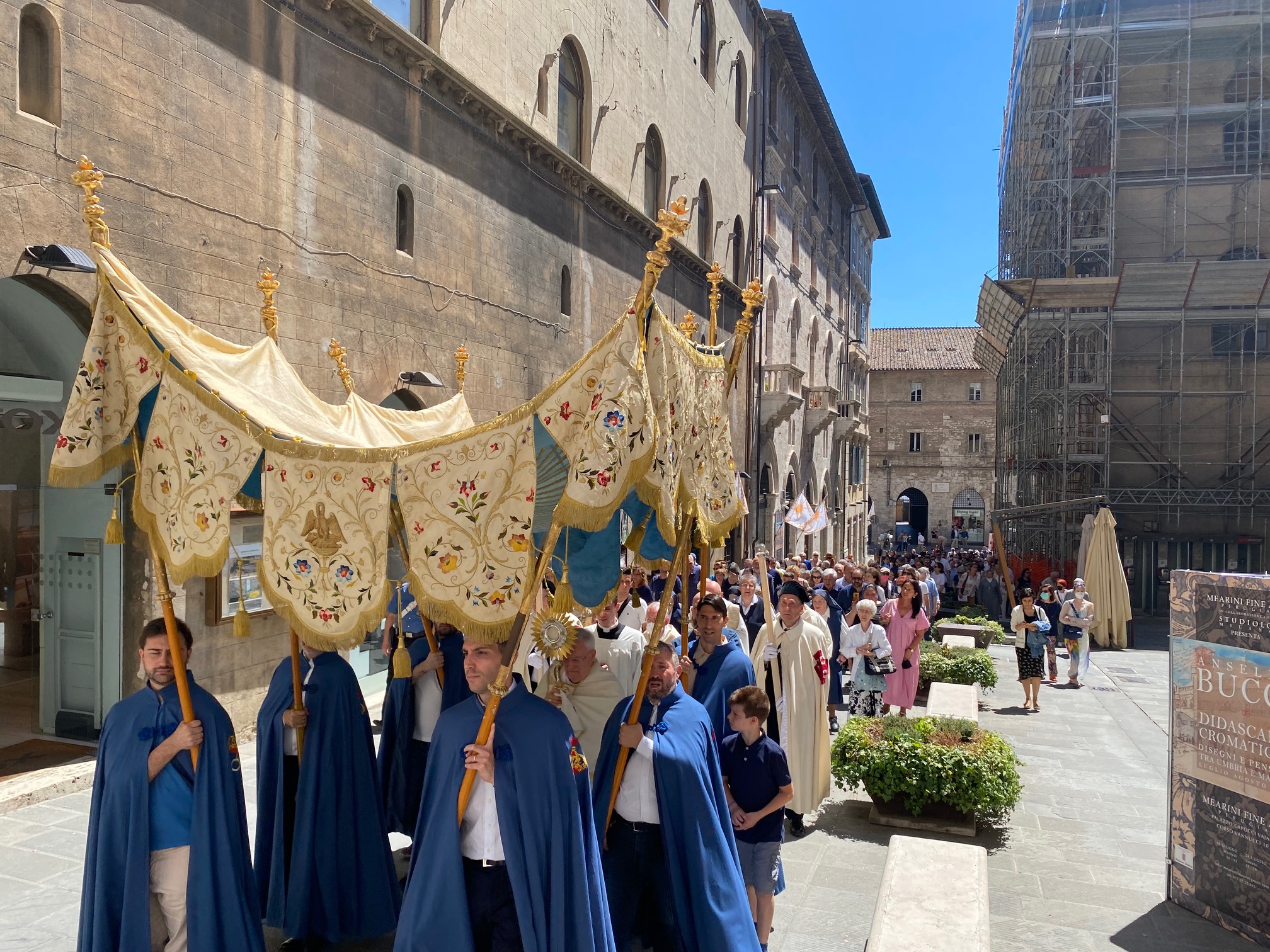 Il Corpus Domini vissuto da un folto popolo di Dio. Il cardinale Bassetti nell’omelia: «Per poter vivere abbiamo bisogno del pane, ma anche della grazia»