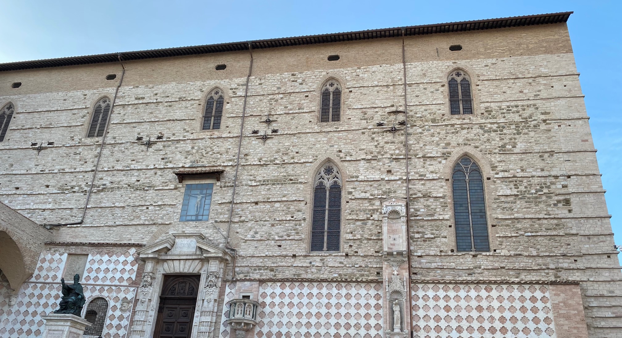 Il restauro delle facciate del complesso monumentale della cattedrale di San Lorenzo. Interessati alle opere conservative e di consolidamento strutturale oltre 9.000 mq di superficie in gran parte rivestiti da diversi tipi e colori di pietre e materiali lapidei provenienti da più cave.