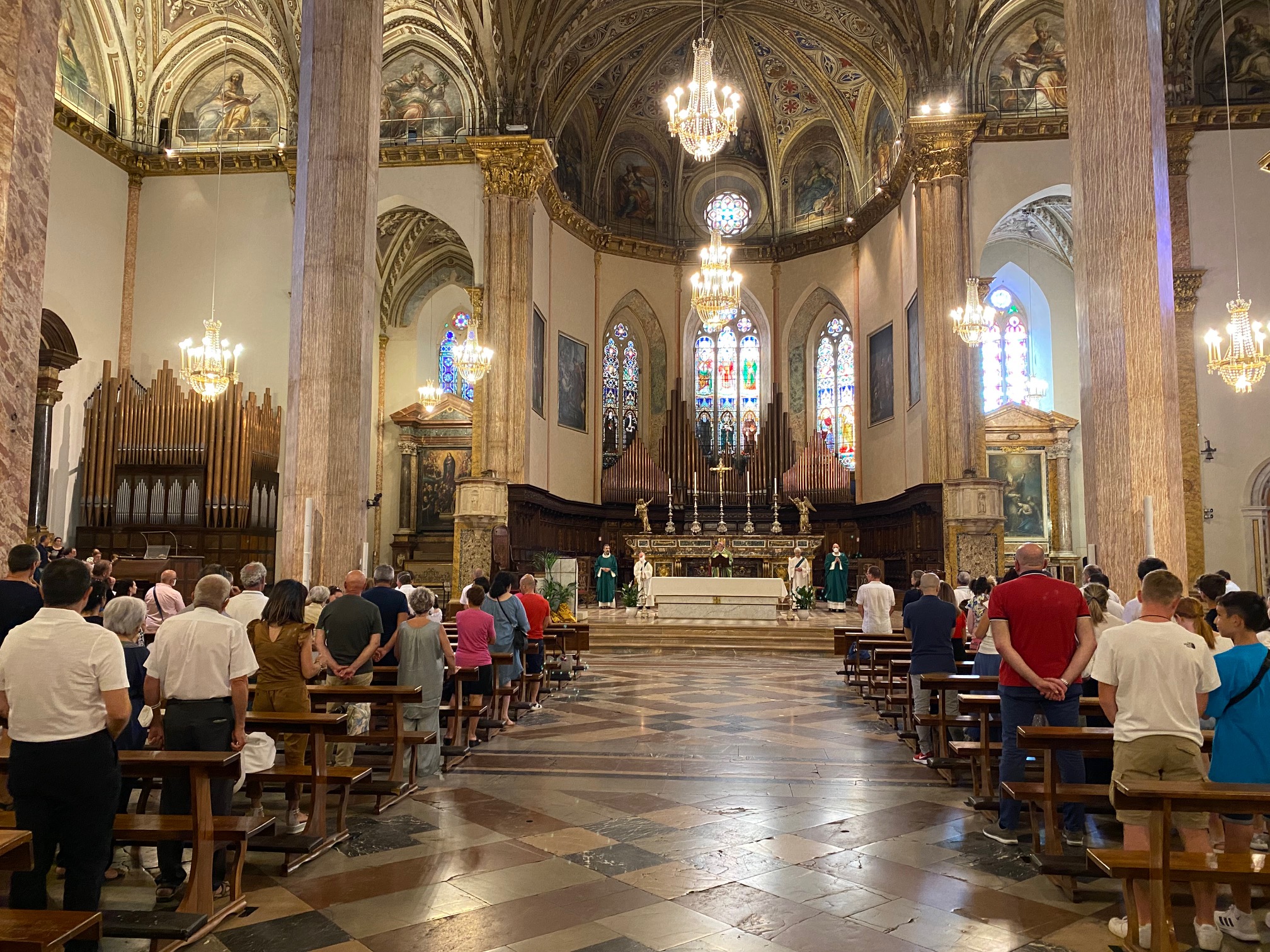 In tanti all’Incontro delle famiglie. Il vescovo ed amministratore diocesano mons. Marco Salvi: «prendete sempre più coscienza dell’importanza che la famiglia ha nella Chiesa e nella società»