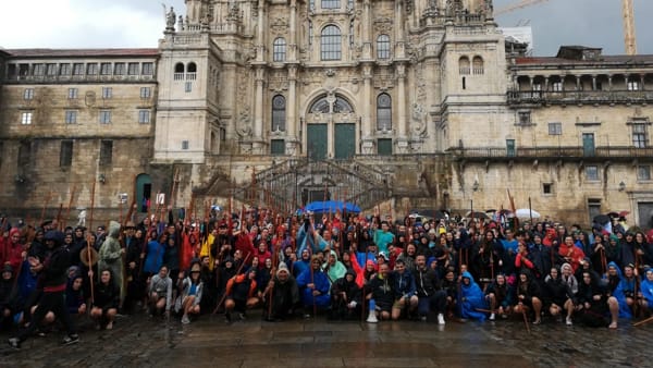 Centotre giovani in cammino verso Santiago de Compostela con cinque sacerdoti. Don Luca Delunghi, direttore dell’Ufficio di pastorale giovanile, commenta il motto del pellegrinaggio, “I vostri nomi sono scritti nei cieli”