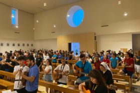 Ricevuto il “mandato” dal vescovo Salvi, partiti la notte scorsa per Santiago de Compostela  103 giovani pellegrini entusiasti di fare in fraternità una nuova esperienza di fede.  Il presule: «Insieme siete capaci di qualcosa…, da soli non fareste neanche un chilometro»