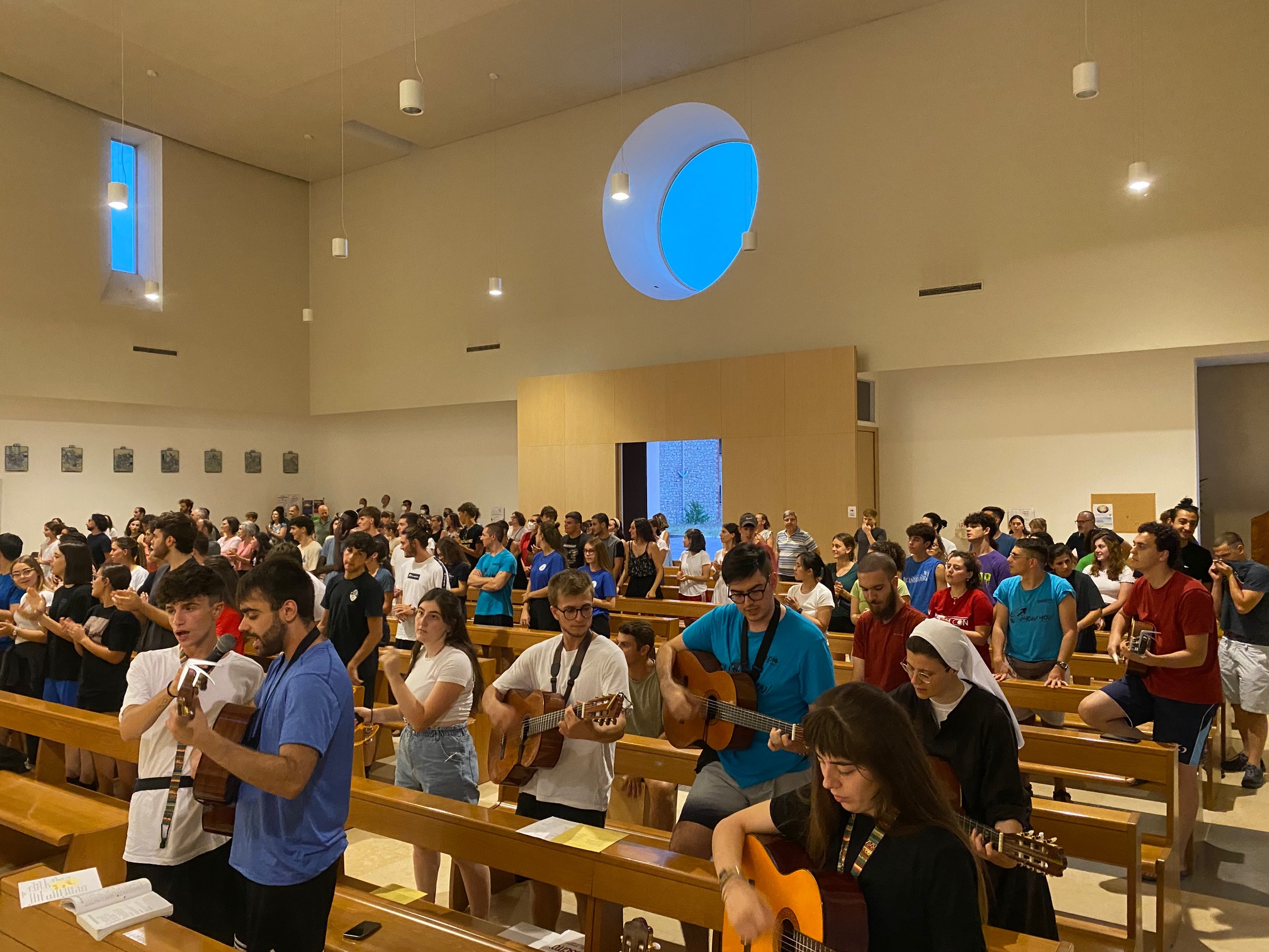 Ricevuto il “mandato” dal vescovo Salvi, partiti la notte scorsa per Santiago de Compostela 103 giovani pellegrini entusiasti di fare in fraternità una nuova esperienza di fede. Il presule: «Insieme siete capaci di qualcosa…, da soli non fareste neanche un chilometro»