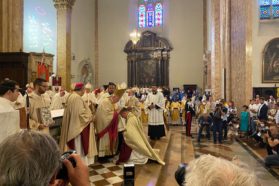 L’omelia del cardinale Gualtiero Bassetti pronunciata all’ordinazione episcopale dell’arcivescovo eletto Ivan Maffeis. «Caro fratello Ivan, vivi fino in fondo i rischi del Vangelo, dovunque il Signore ti chiami»